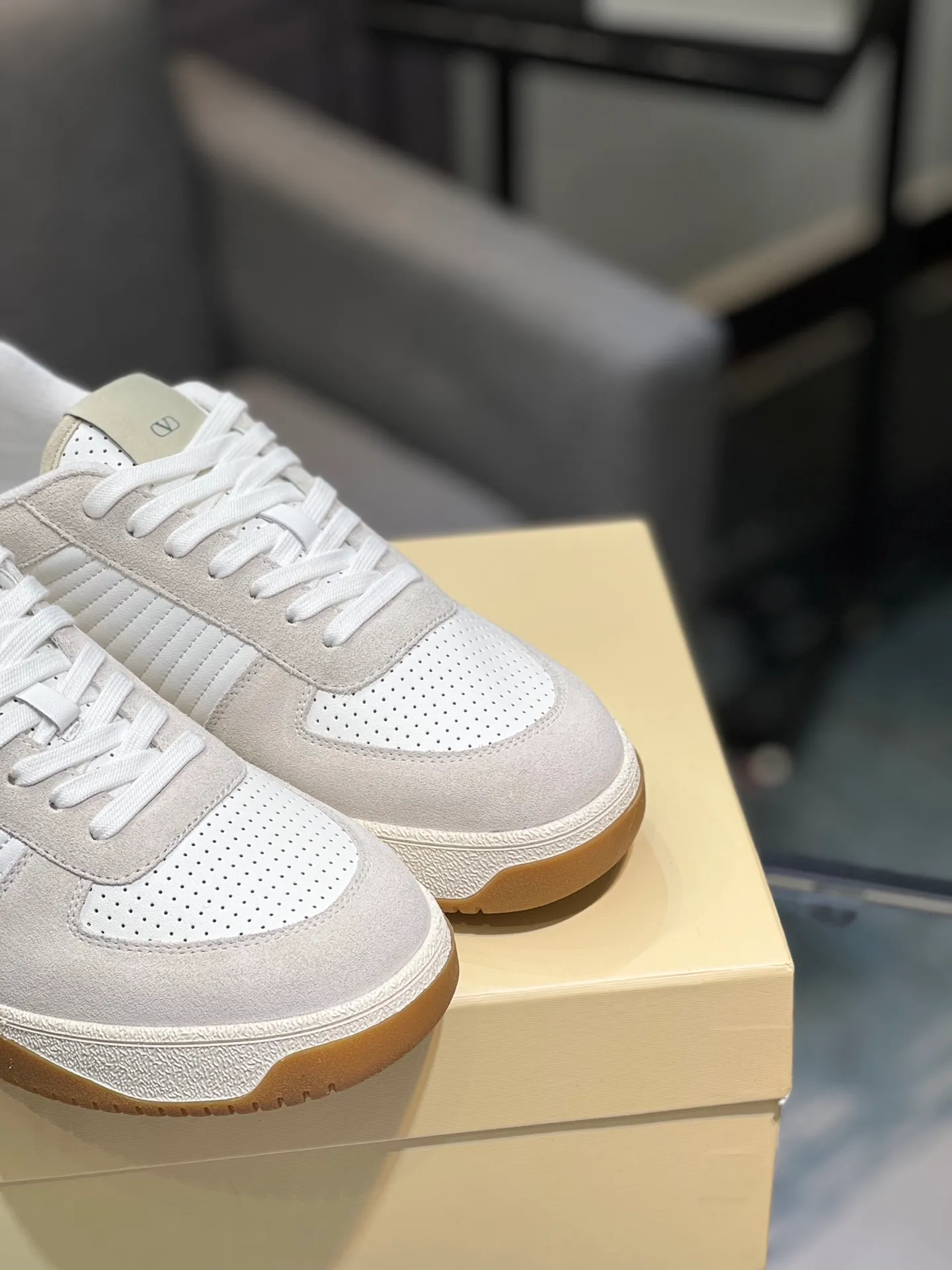 Men's shoes 💰720 VALENTINO Valentino 2025 popular casual sports shoes! 👍Fabric: Original custom punched + full-grain cowhide 👍Feet: cowhide + V-mark special injection insole (original 1:1) 👍Outsole: TPR+raw rubber combination wear-resistant outsole 👍Packaging: original beige full set of noble counter packaging 👍Code number: women's 35-41, men's 38-45 women's 40.41 men's 45.46 customized